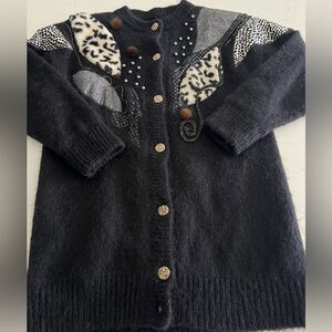 Vintage 80’s cardigan with appliqué and beads size L
50% Mohair